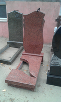 Памятник из красного гранита с разрезом