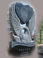Памятник лебедь с сердцем